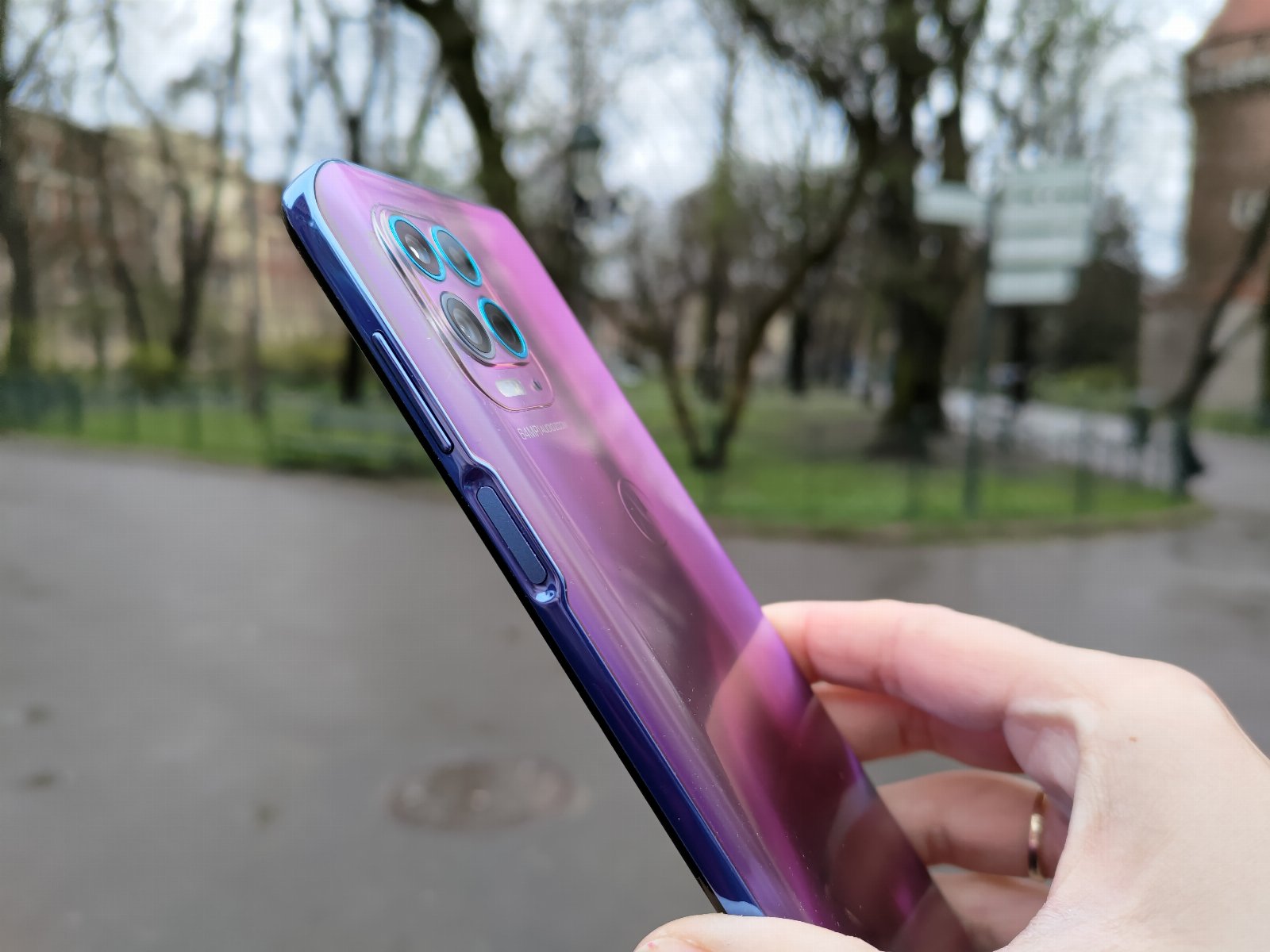 Recenzja Motorola moto g100 - Prawa krawędź - fot. Tabletowo.pl