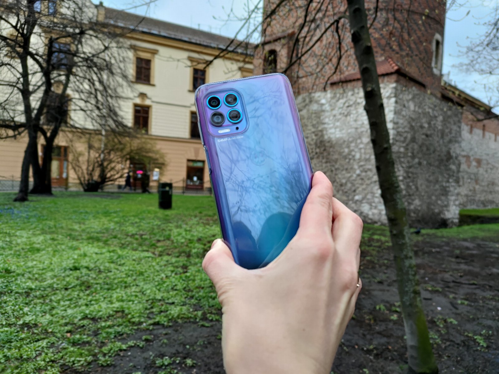 Recenzja Motorola moto g100 - Zestawowe etui - fot. Tabletowo.pl