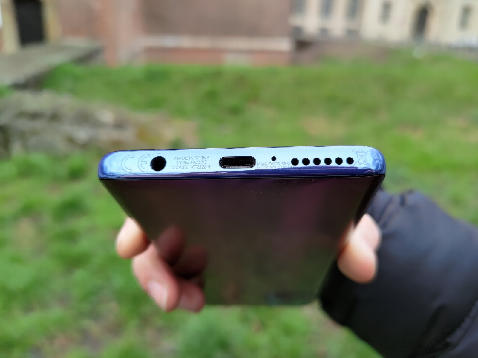 Recenzja Motorola Moto G100 - Dolna krawędź urządzenia - fot. Tabletowo.pl