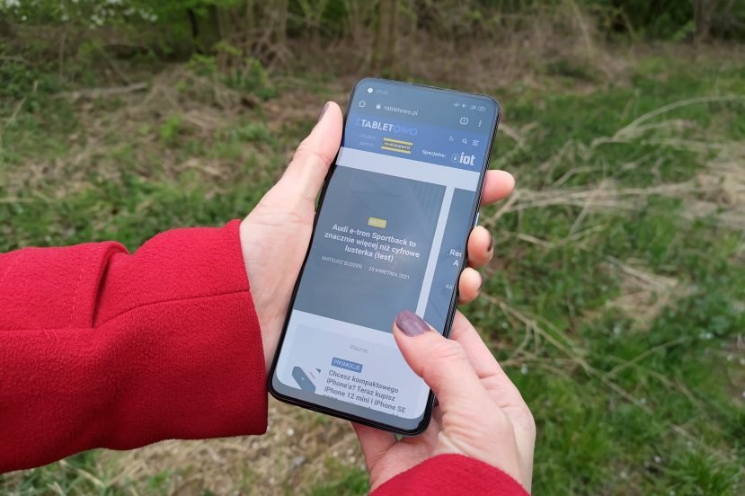 Recenzja Oppo Reno5 Lite - Ekran AMOLED, front urządzenia - fot. tabletowo.pl