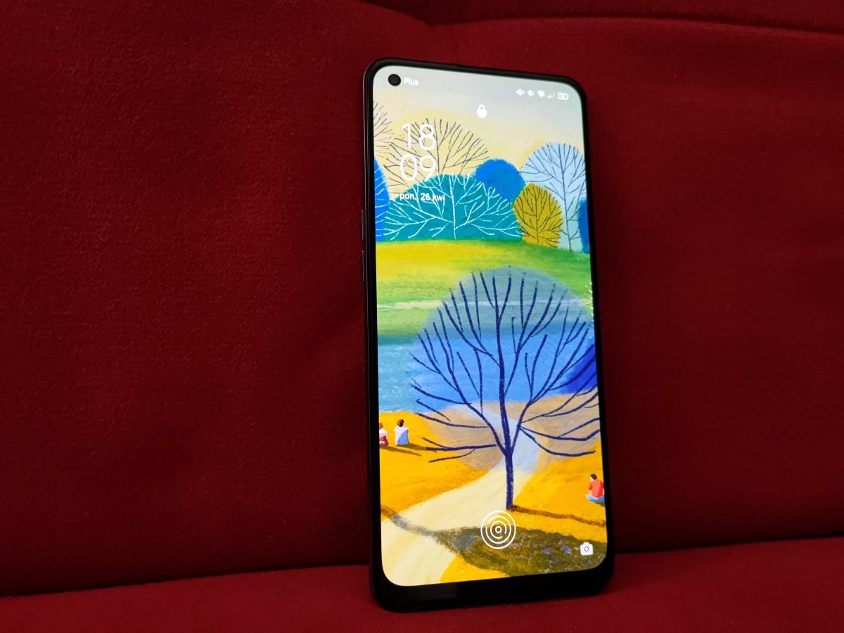 Recenzja Oppo Reno5 Lite - Ekran AMOLED, umiejscowienie czytnika linii papilarnych - fot. tabletowo.pl