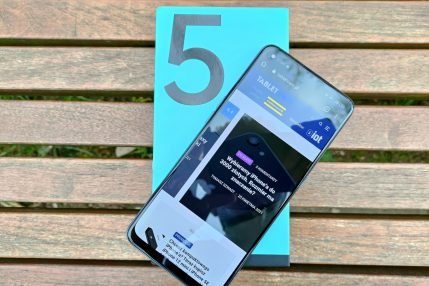 Recenzja Oppo Reno5 Lite - Pudełko i front telefonu - fot. tabletowo.pl