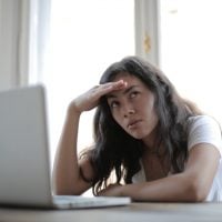 dziewczyna kobieta girl woman laptop thinking confused