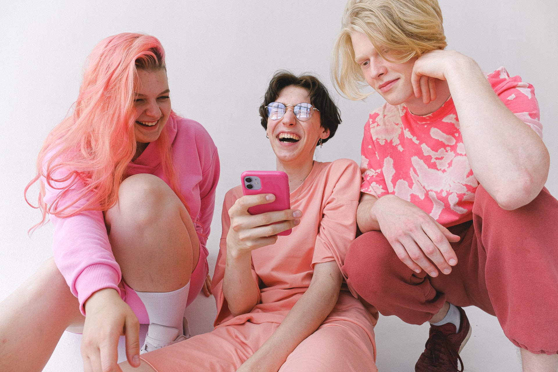 ludzie człowiek people pink smartfon smartphone telefon iPhone