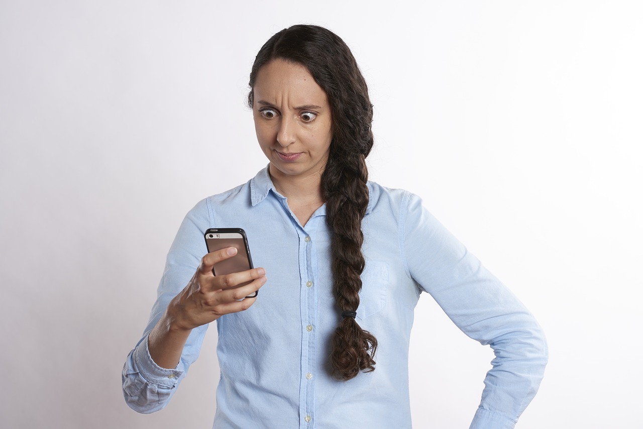 suprised woman kobieta smartfon smartphone
