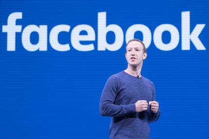 Mark Zuckerberg na tle logo Facebooka