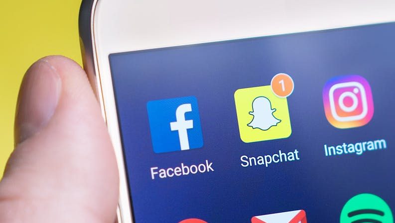 aplikacje Snapchat Facebook Instagram Twitter