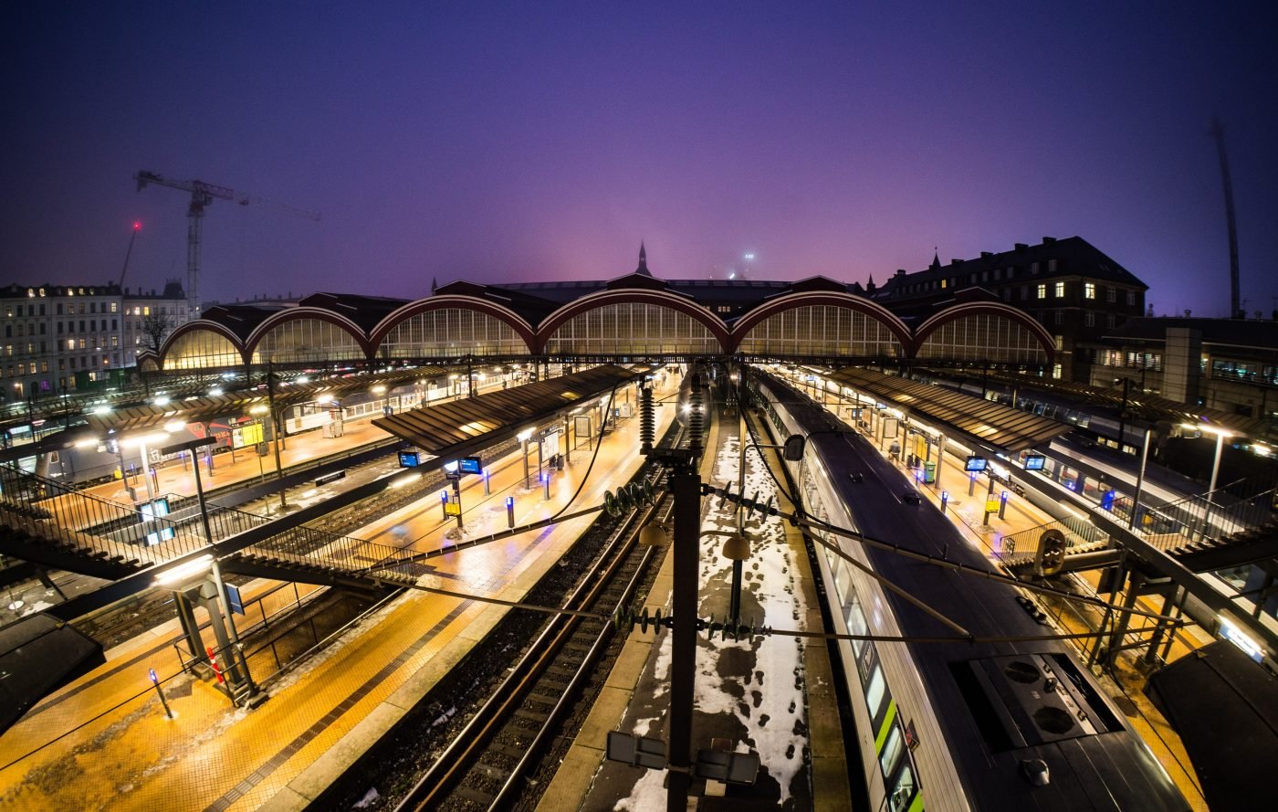 dworzec kolejowy nocą train station at night