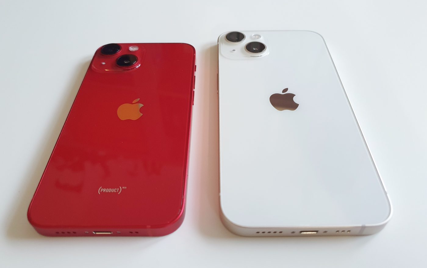 iPhone 13 mini (po lewej) i iPhone 13 (po prawej) / fot. Jan Smoliński (Tabletowo.pl)