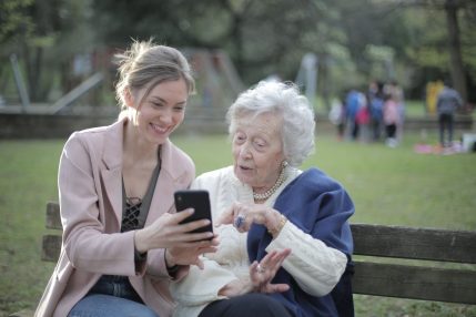 Osoba starsza ze smartfonem