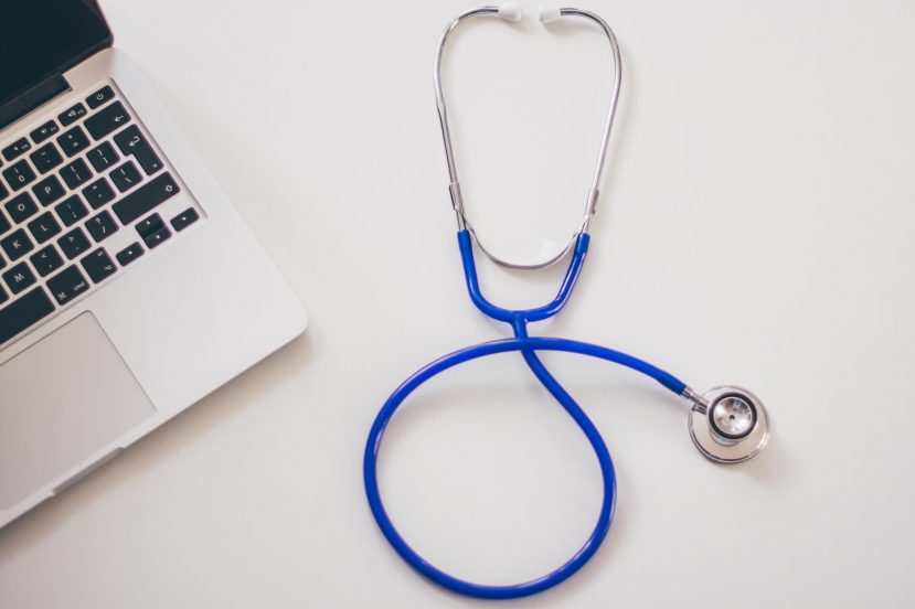 zdrowie stetoskop laptop opieka medyczna lekarz