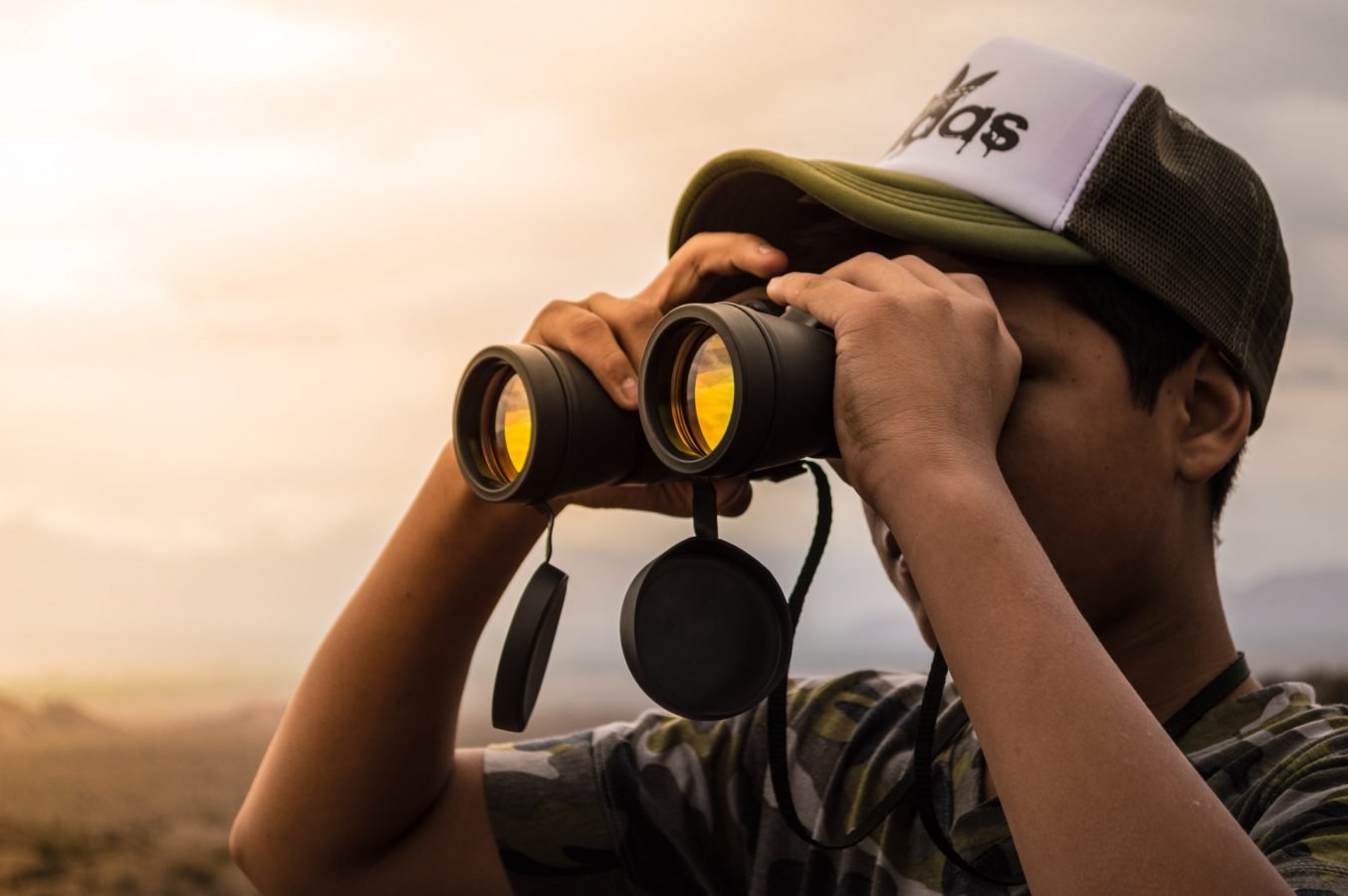 detektyw lornetka obserwacja śledzenie watching looking tracking following