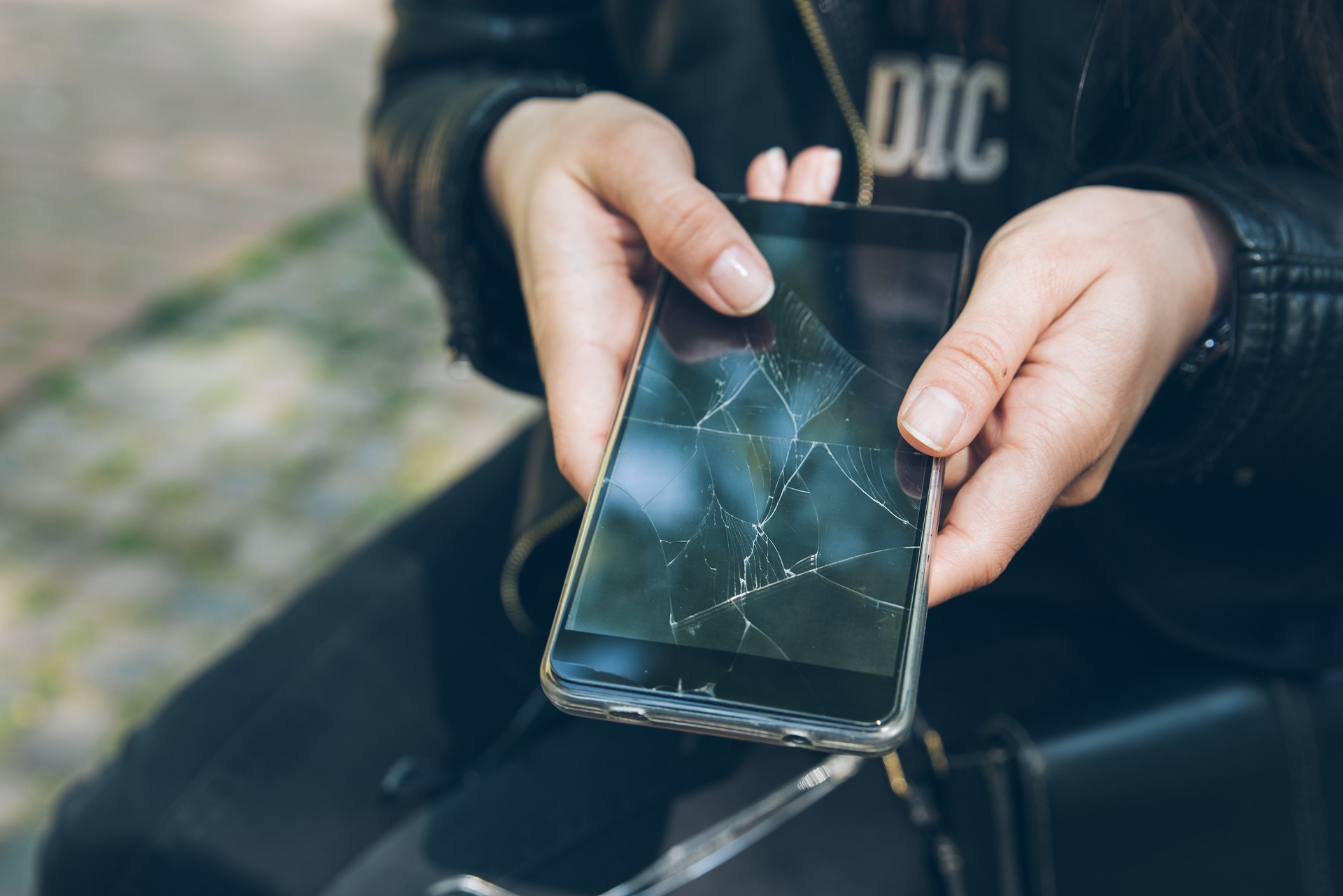 uszkodzony smartfon rozbity ekran wyświetlacz