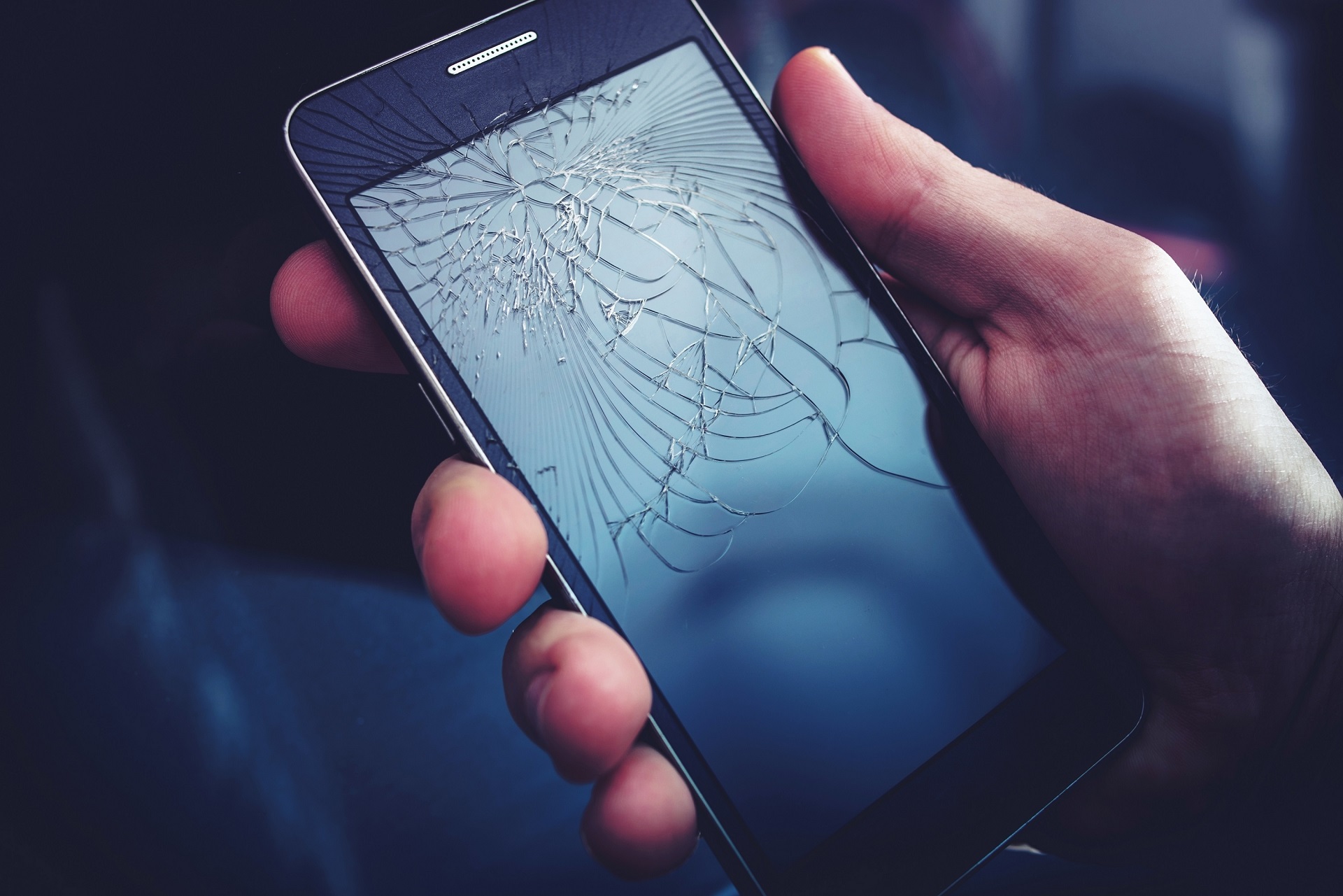 uszkodzony smartfon rozbity ekran wyświetlacz