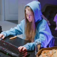 graczka gamerka dziewczyna dziewczynka przed laptopem