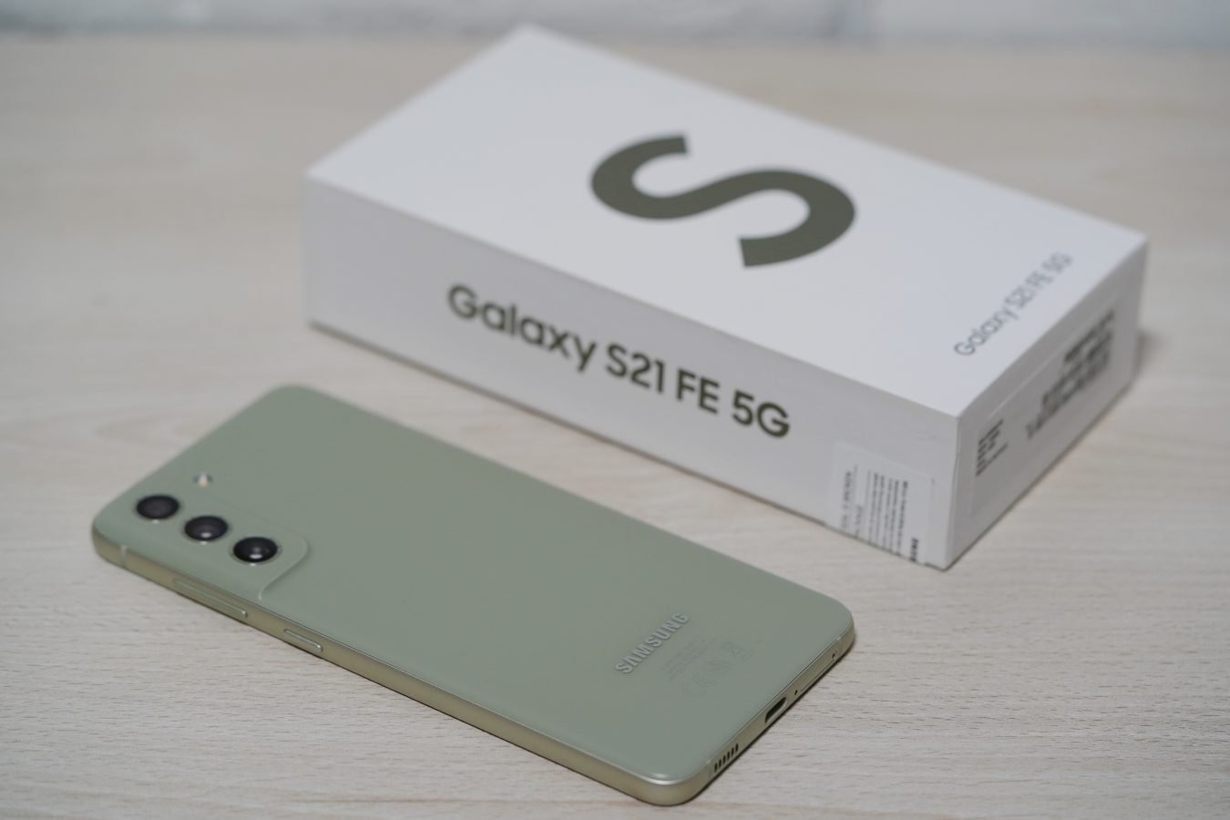 smartfon Samsung Galaxy S21 FE smartphone fot. Tabletowo.pl