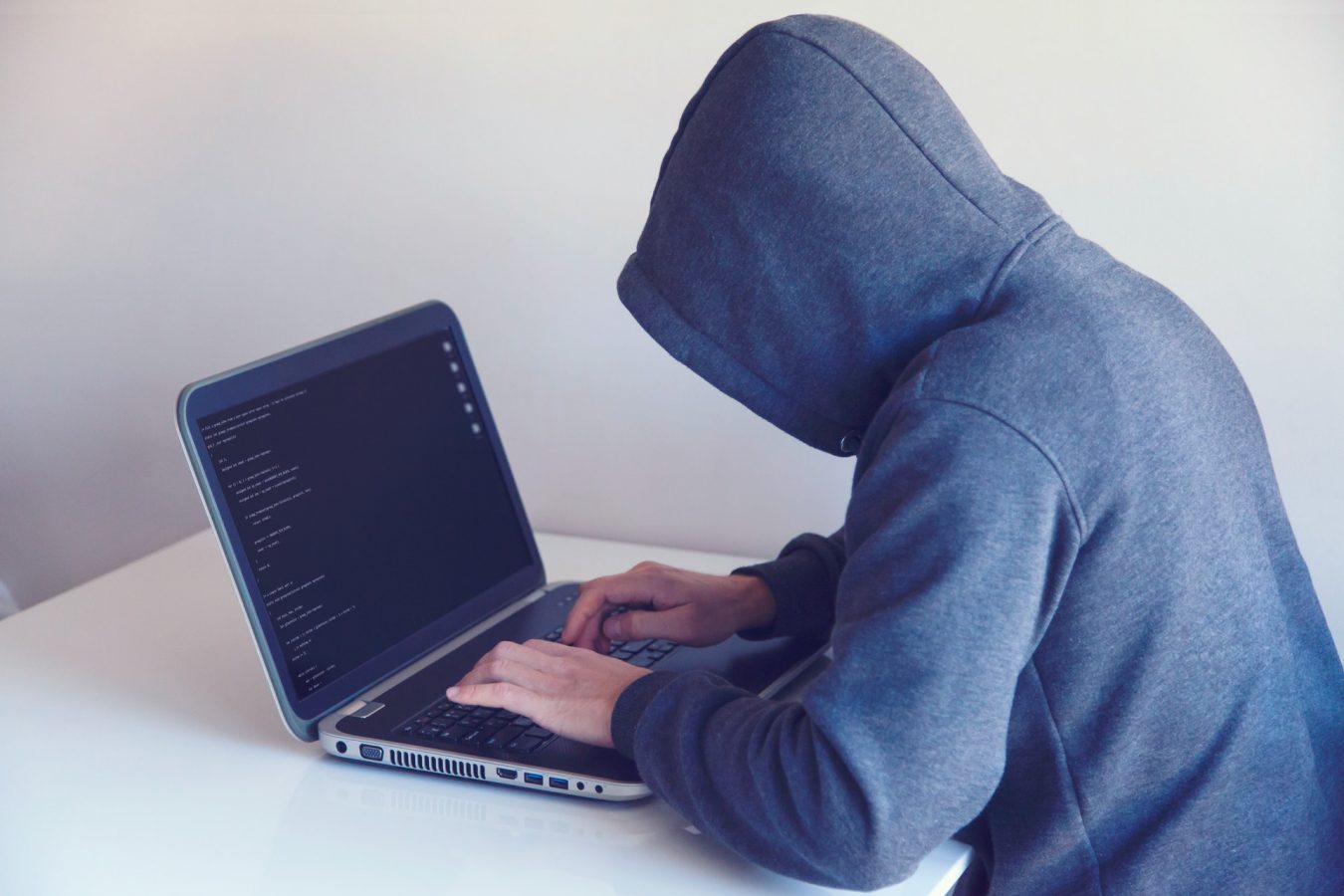 złodziej przestępca haker laptop niebezpieczeństwo