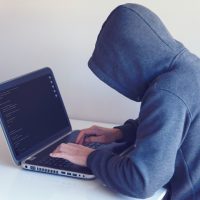 złodziej przestępca haker laptop niebezpieczeństwo bezpieczeństwo w sieci