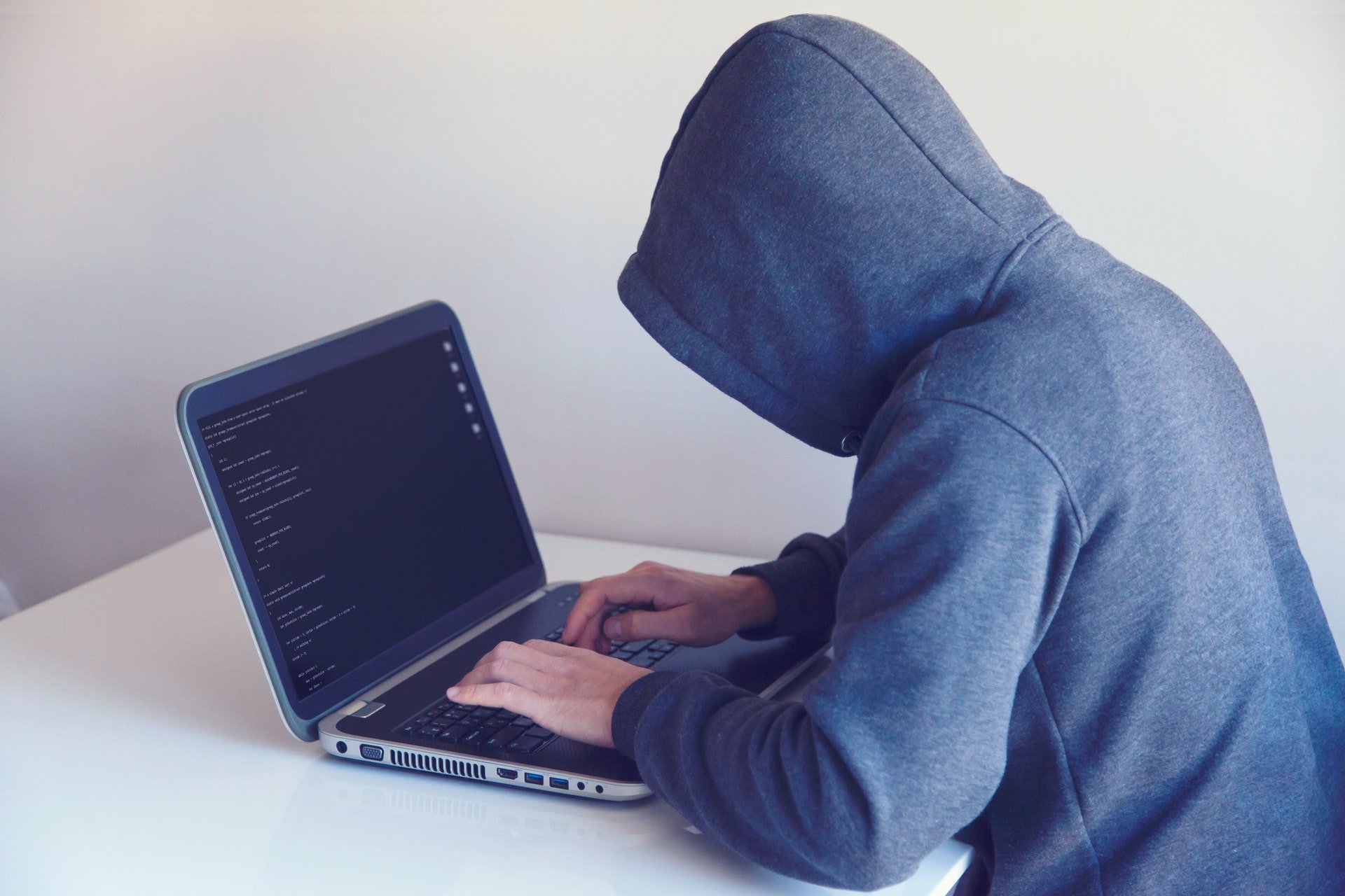 złodziej przestępca haker laptop niebezpieczeństwo bezpieczeństwo w sieci