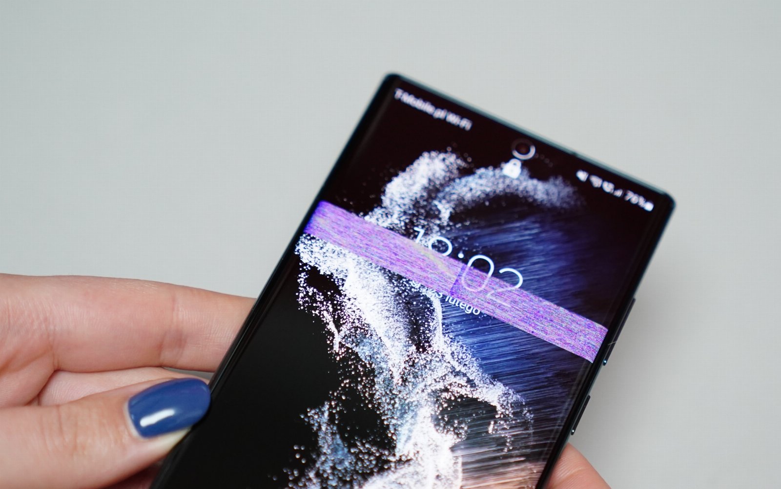 Samsung Galaxy S22 Ultra z Exynosem 2200 problem z ekranem wyświetlaczem pasek