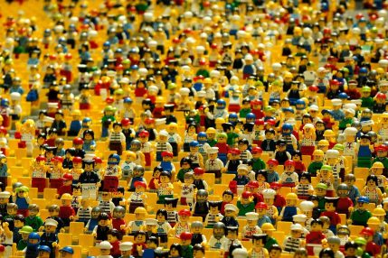 tłum crowd klocki ludziki LEGO