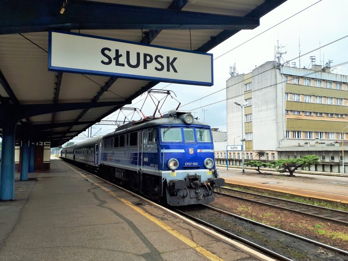 PKP Polskie Koleje Państwowe PKP Pociąd przy peronie stacja Słupsk