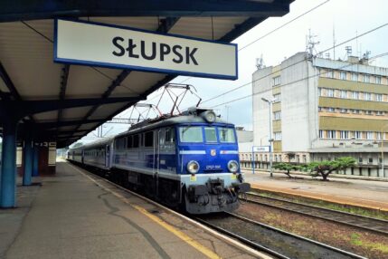PKP Polskie Koleje Państwowe PKP Pociąd przy peronie stacja Słupsk