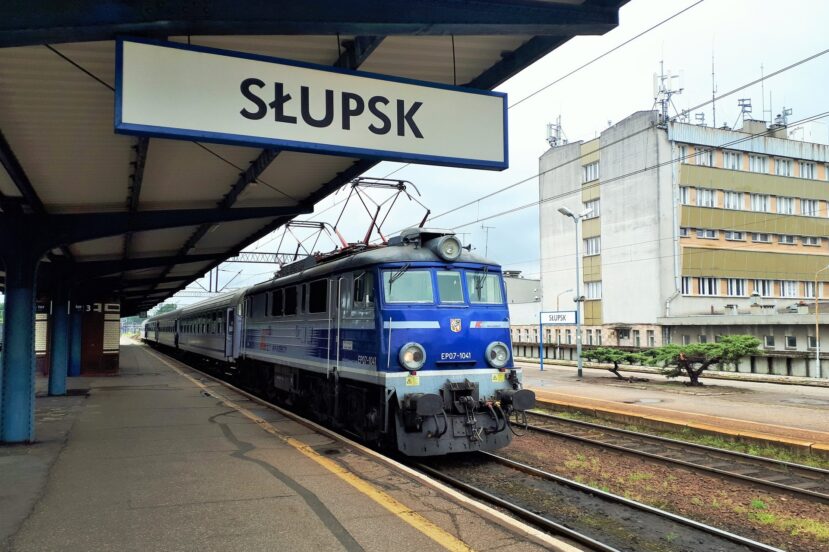 PKP Polskie Koleje Państwowe PKP Pociąd przy peronie stacja Słupsk