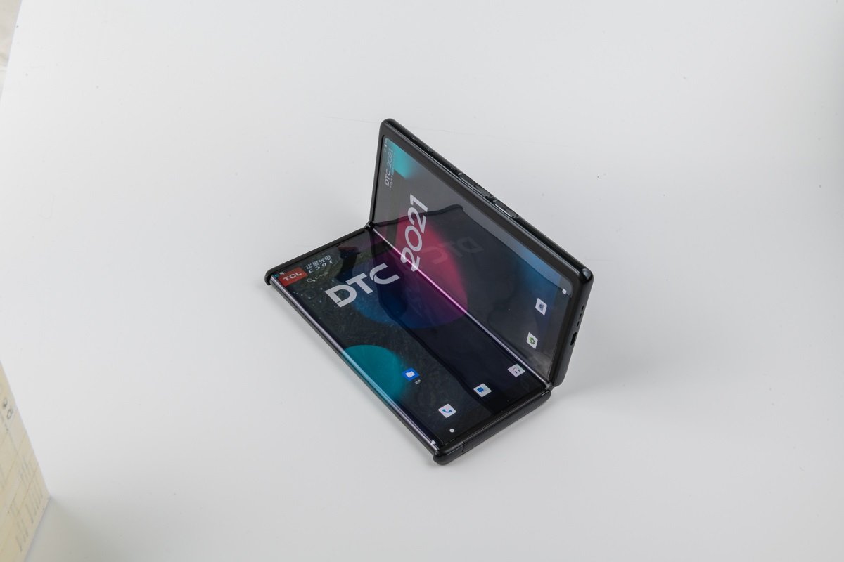 smartfon TCL Fold n Roll smartphone