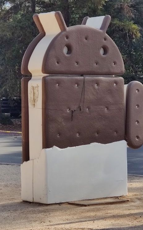uszkodzona rzeźba Androida Ice Cream Sandwich