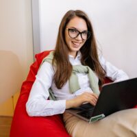 laptop work girl woman dziewczyna kobieta praca smile uśmiech