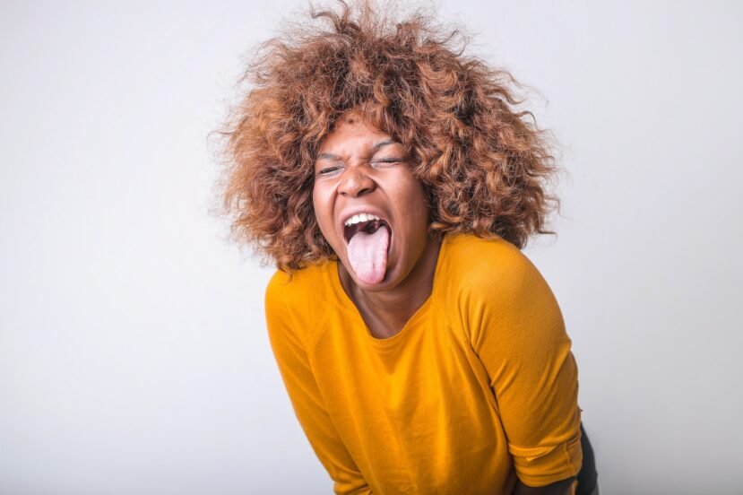girl dziewczyna kobieta woman rzyganie vomiting grimacing grymas zniesmaczenie fuj