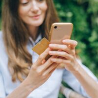 shopping zakupy e-commerce iPhone smartfon karta debetowa kredytowa płatnicza