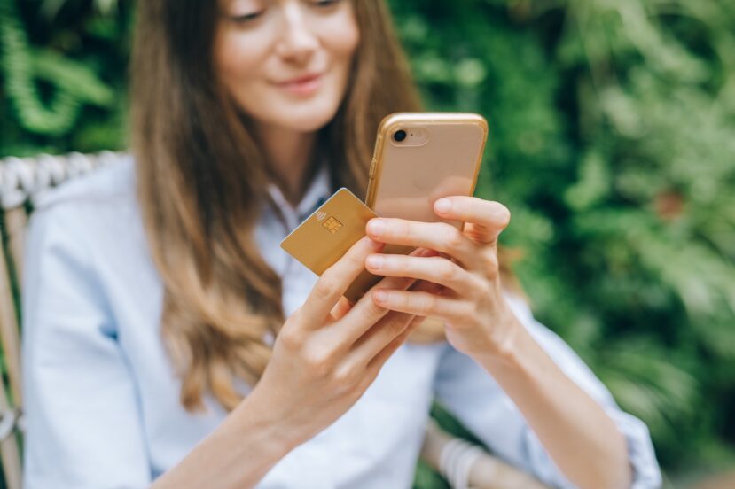 shopping zakupy e-commerce iPhone smartfon karta debetowa kredytowa płatnicza