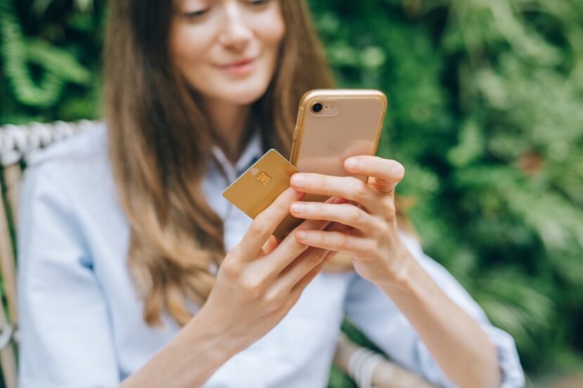 shopping zakupy e-commerce iPhone smartfon karta debetowa kredytowa płatnicza sklep internetowy