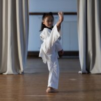 dziecko cute baby girl dziewczynka sport karate kopanie kicking