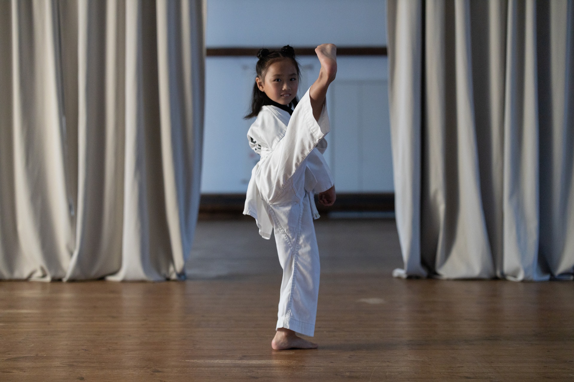 dziecko cute baby girl dziewczynka sport karate kopanie kicking