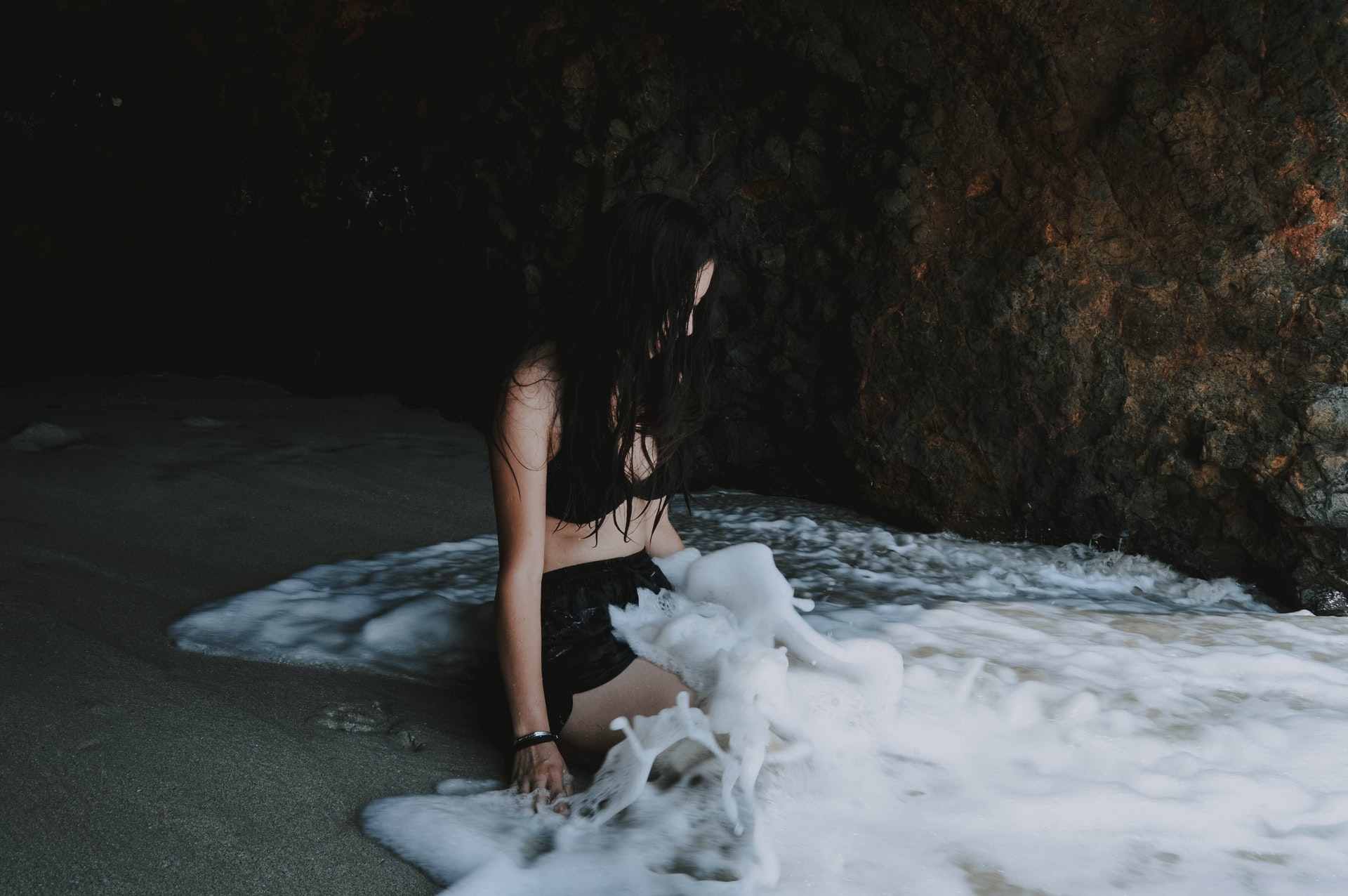 dziewczyna girl fala woda water plaża beach
