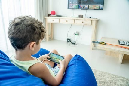 chłopak chłopiec boy child dziecko smartfon smartphone