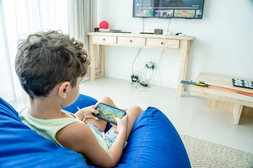 chłopak chłopiec boy child dziecko smartfon smartphone