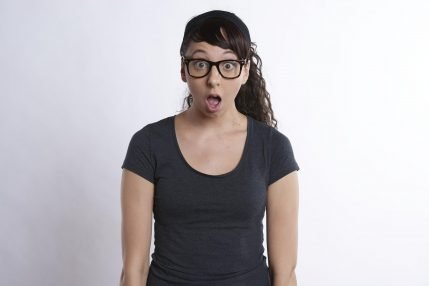 kobieta dziewczyna girl woman szok surprised niespodzianka shocked