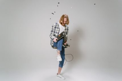 Typowy gracz łamiący klawiaturę (fot. Pexels)
