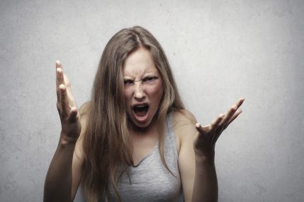 krzyk scream surprise szok shocked kobieta woman what why angry złość