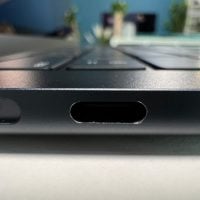 MacBook Air M2 odpadająca farba
