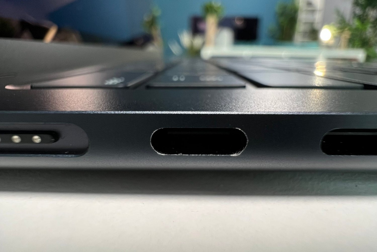 MacBook Air M2 odpadająca farba