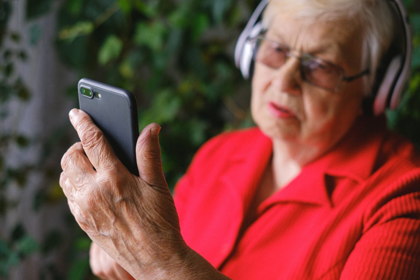 smartfon smartphone old woman starsza kobieta seniorka