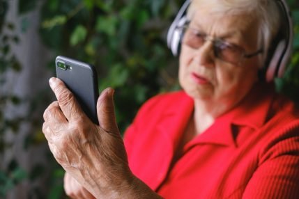 smartfon smartphone old woman starsza kobieta seniorka