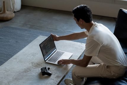 microsoft-laptop-stolik-czlowiek-pad