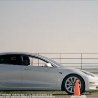 Tesla test autopilot dziecko manekin