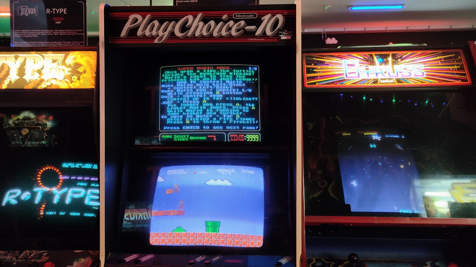 Na PlayChoice-10 można zagrać także w Duck Hunt, czyli kultowe strzelanie do kaczek, a nawet Super Mario Bros. 3 (fot. Szymon Baliński | Tabletowo)